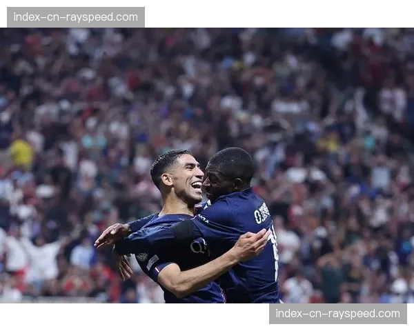 巴黎圣日耳曼赛前训练课重点演练了多种角球战术套路