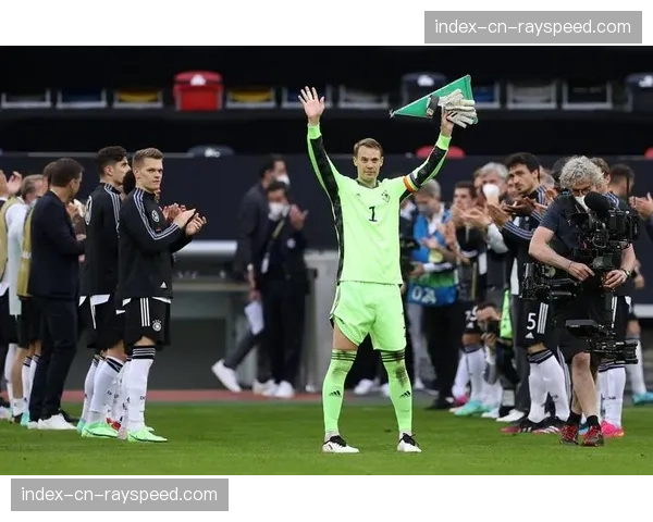 传奇门将的坚持：诺伊尔达成德甲第450次出场里程碑