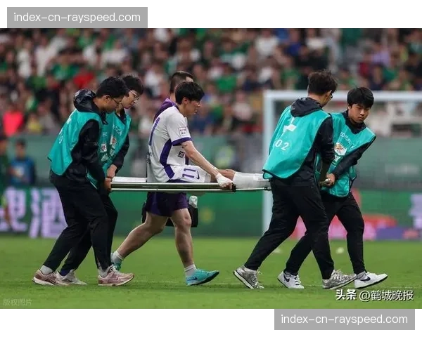 现场：弗罗西诺内球迷抗议球队表现，比赛中途提前离场