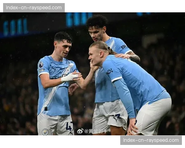 赛场花絮：大雨中，富勒姆小球迷的哭泣与对手门将赠送的手套